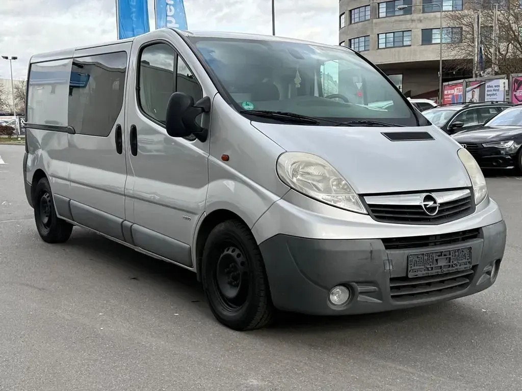 Second-hand Opel Vivaro 114 CP (83 kW) 2012 Argintiu Monovolum
