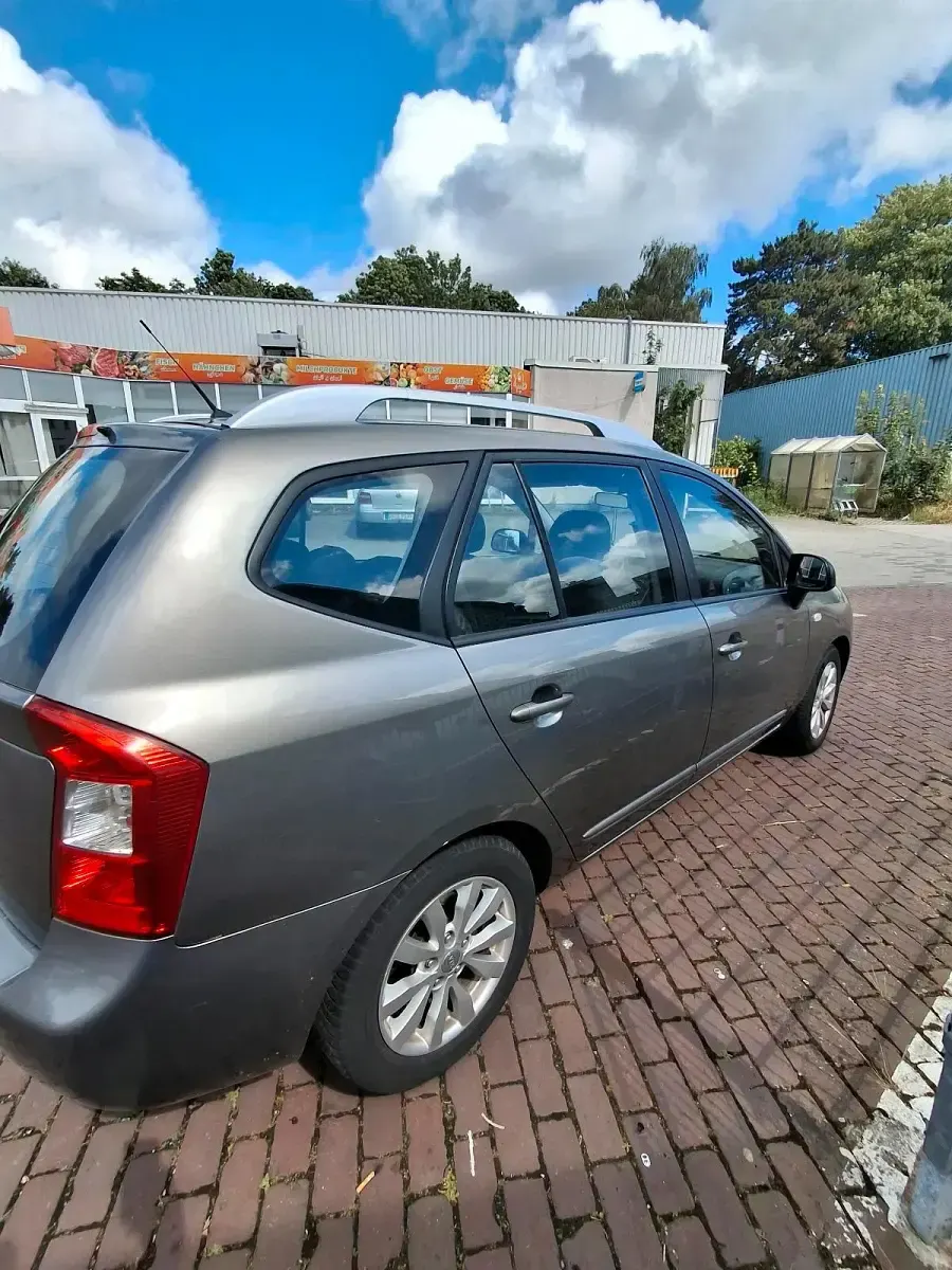Gebraucht Kia Carens 128 PS (94 kW) 2012 Grau Van / Kleinbus