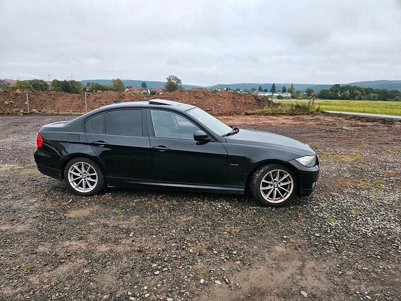 Gebraucht BMW 320 186 PS (136 kW) 2010 Schwarz Limousine
