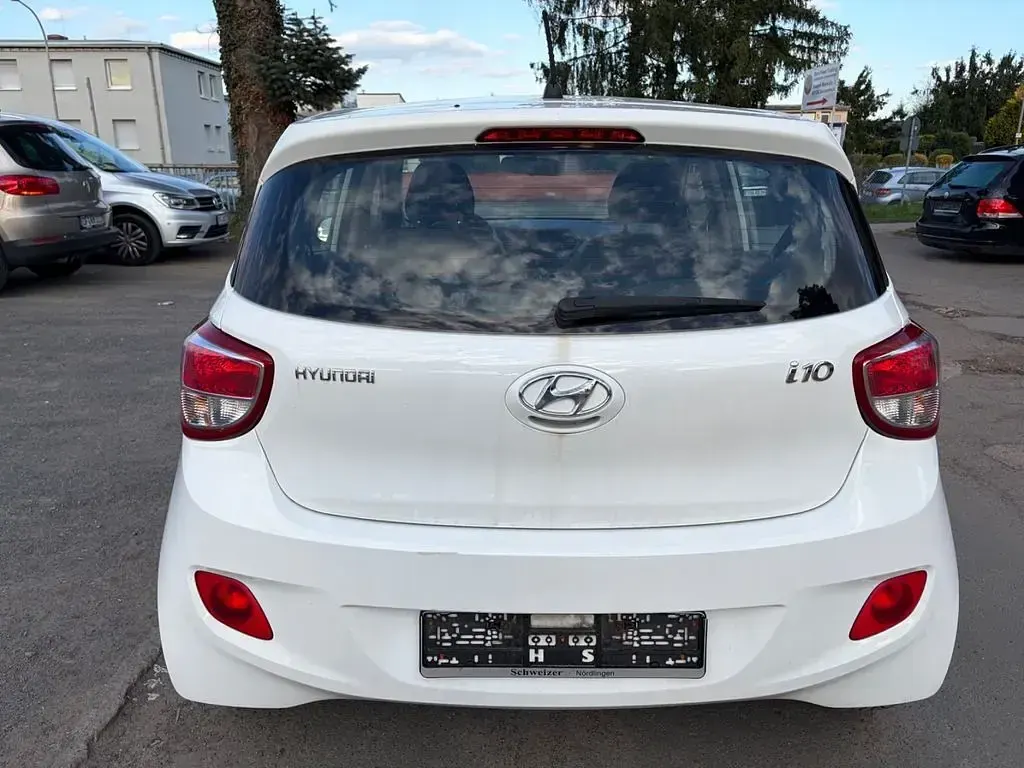 Gebraucht Hyundai i10 Classic 67 PS (49 kW) 2015 Weiß Kleinwagen