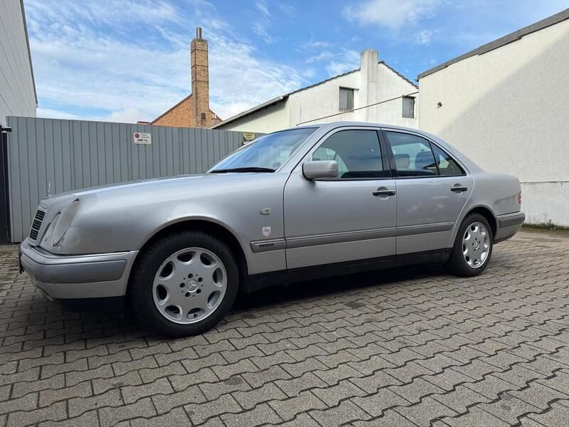 Silber Gebraucht 1998 Mercedes E300 Elegance Limousine | 4.599 € - Bild 1/4