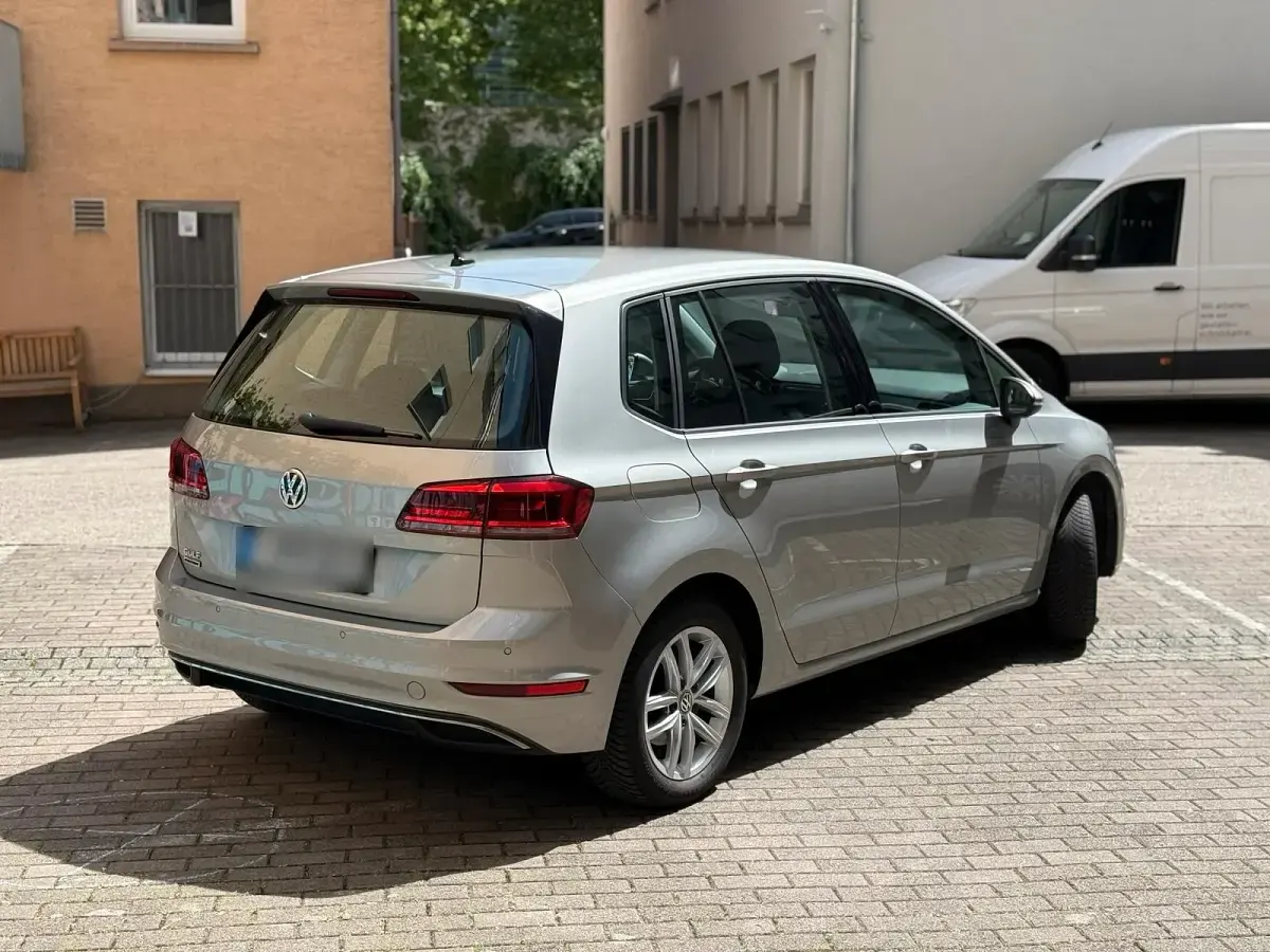 Gebraucht VW Golf Sportsvan Comfortline 110 PS (80 kW) 2018 Silber Van / Kleinbus