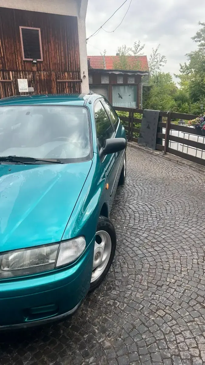 Używany Mazda 323 75 KM (55 kW) 1998 Zielony Hatchback