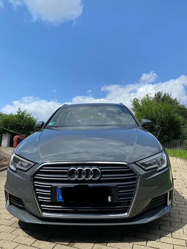 Grau Gebraucht 2017 Audi A3 Kombi | 17.190 € - Bild 1/4