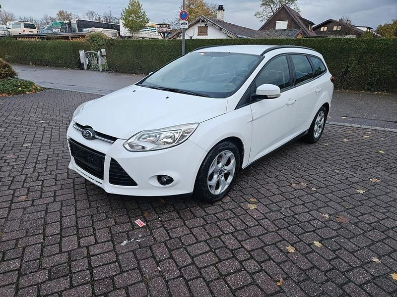 Weiß Gebraucht 2011 Ford Focus Trend Limousine | 2.500 € (Guter Preis) - Bild 1/4