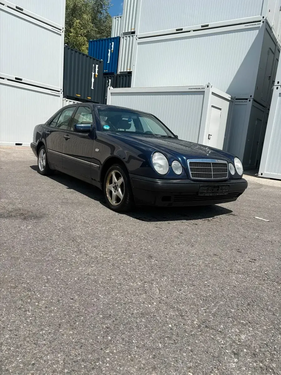 Gebraucht Mercedes E240 170 PS (125 kW) 1998 Blau Limousine