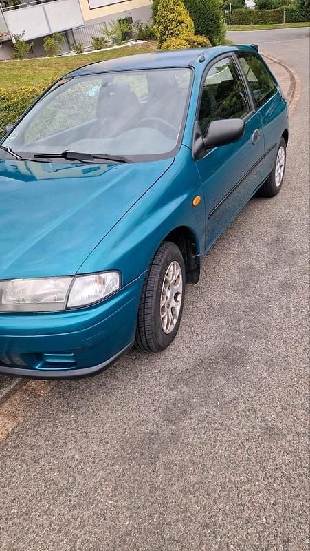 Blau Gebraucht 1998 Mazda 323F Limousine | 500 € - Bild 1/4