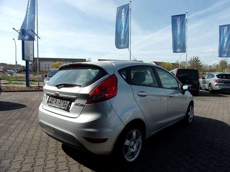 Gebraucht Ford Fiesta Trend 82 PS (60 kW) 2011 Silber Kleinwagen