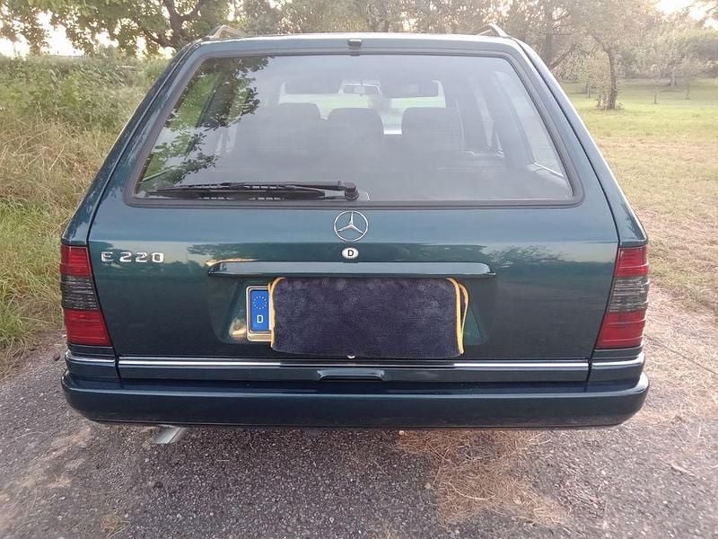 Gebraucht Mercedes 220 150 PS (110 kW) 1995 Grün Kombi
