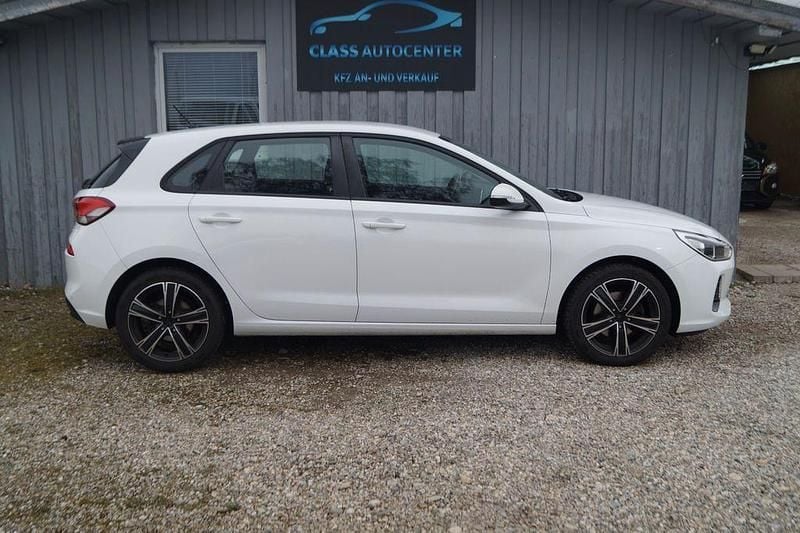Gebraucht Hyundai i30 Select 120 PS (88 kW) 2017 Weiß Limousine