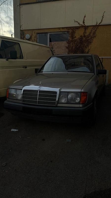 Gold Gebraucht 1989 Mercedes 260 Limousine | 6.900 € - Bild 1/3