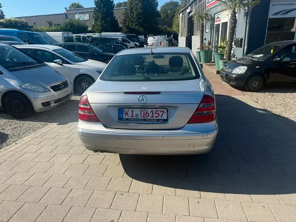Gebraucht Mercedes E220 150 PS (110 kW) 2003 Silber Limousine