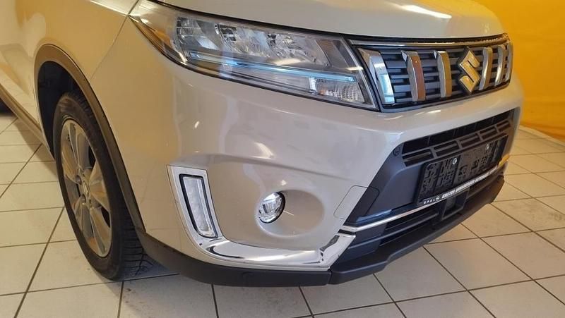 Gebraucht Suzuki Vitara 102 PS (75 kW) 2023 Beige SUV