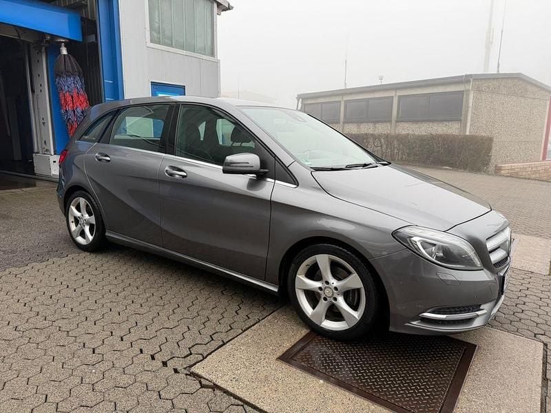 Grau Gebraucht 2014 Mercedes B180 Van / Kleinbus | 8.500 € (Fairer Preis) - Bild 1/4