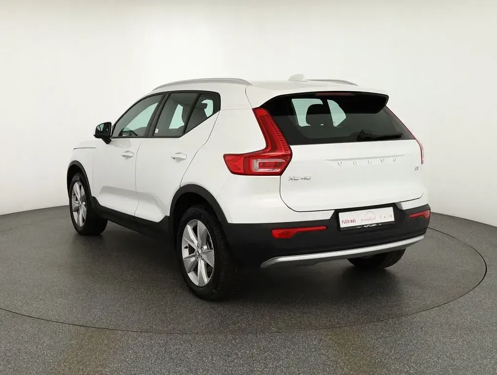Neu Volvo XC40 Core 163 PS (119 kW) 2026 Crystalweissmet. SUV