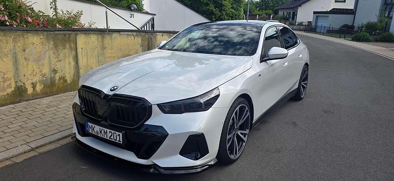 Weiß Gebraucht 2024 BMW 520 Comfort Edition Limousine | 66.500 € (Teuer) - Bild 1/4