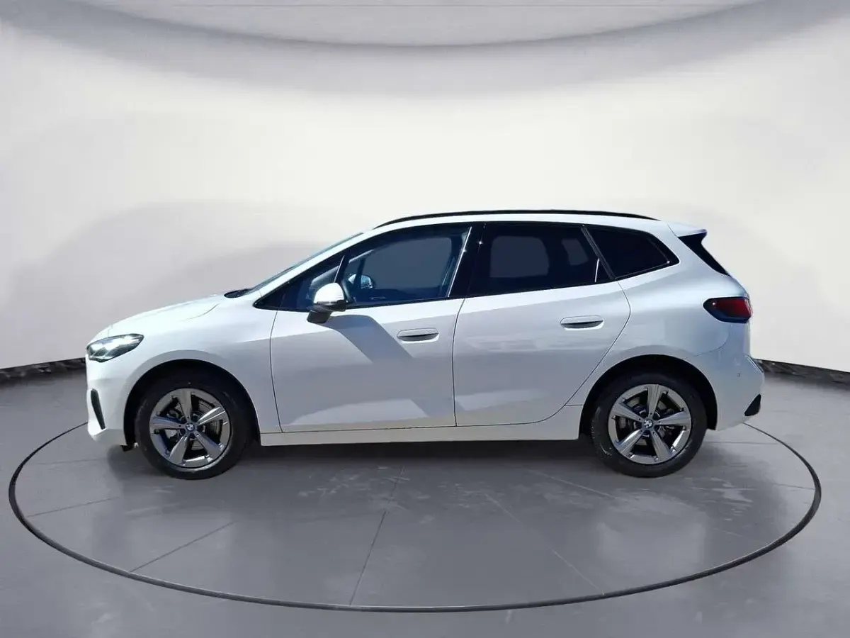 Gebraucht BMW 220 156 PS (114 kW) 2025 Alpinweiß Van / Kleinbus