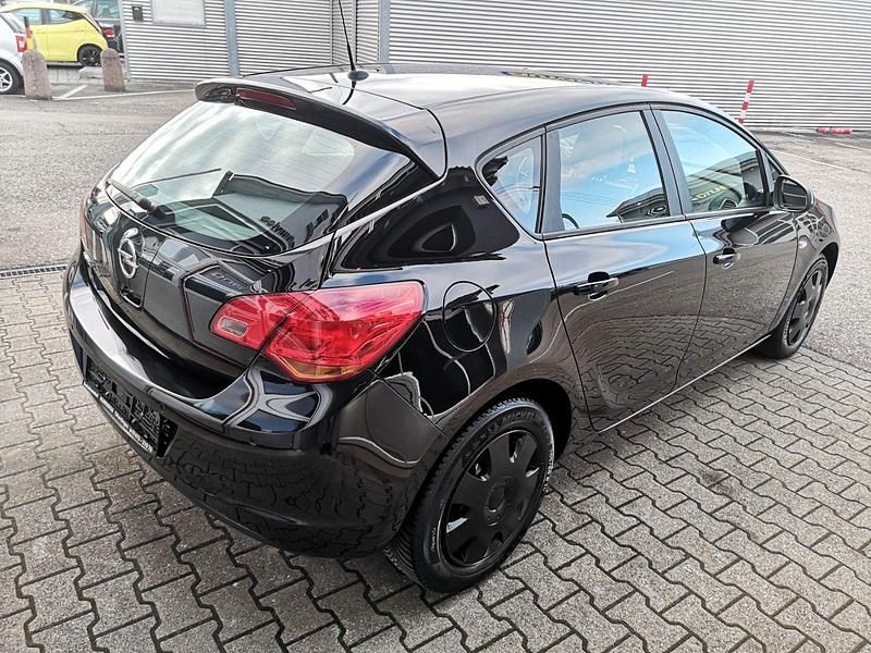 Gebraucht Opel Astra Edition 116 PS (85 kW) 2011 Schwarz Limousine