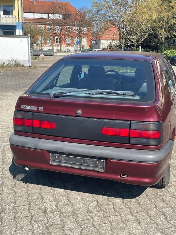 Second-hand Renault 19 90 CP (66 kW) 1993 Roșu Berlinǎ