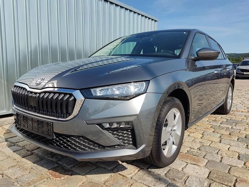 Graphitgrau metallic Neu 2025 Skoda Scala Plus Edition Kleinwagen | 22.079 € (Etwas zu teuer) - Bild 1/4