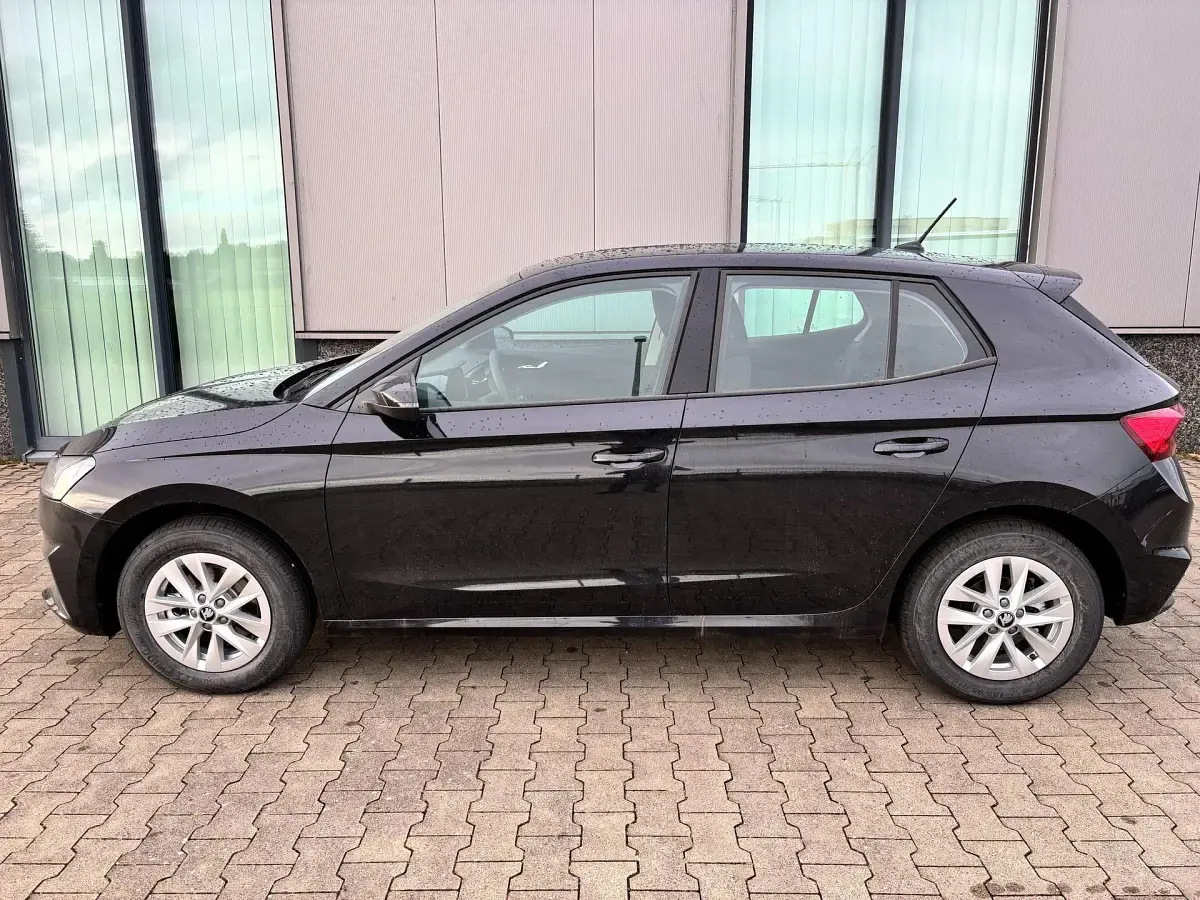 Neu Skoda Fabia 116 PS (85 kW) 2026 Metalliclackierung smokey diamondsilber Limousine