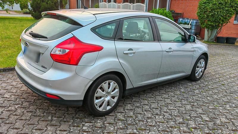 Grau Gebraucht 2011 Ford Focus Limousine | 4.300 € (Fairer Preis) - Bild 1/4