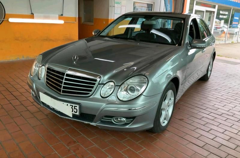 Grau Gebraucht 2008 Mercedes E300 Limousine | 9.900 € - Bild 1/4