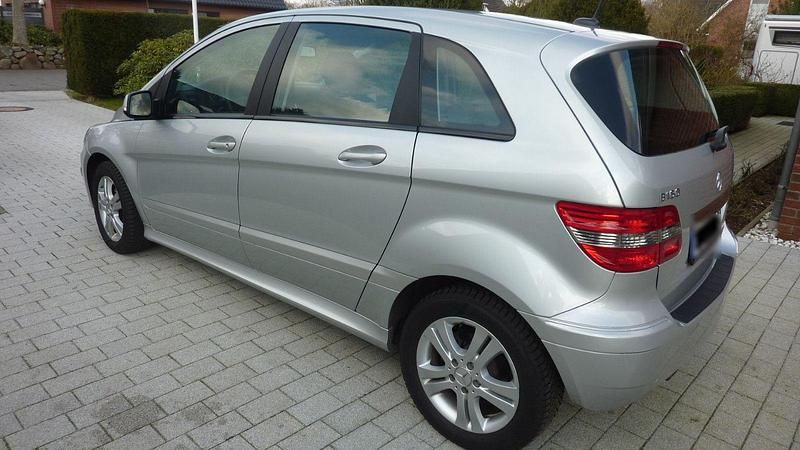 Gebraucht Mercedes B160 95 PS (69 kW) 2010 Silber Van / Kleinbus