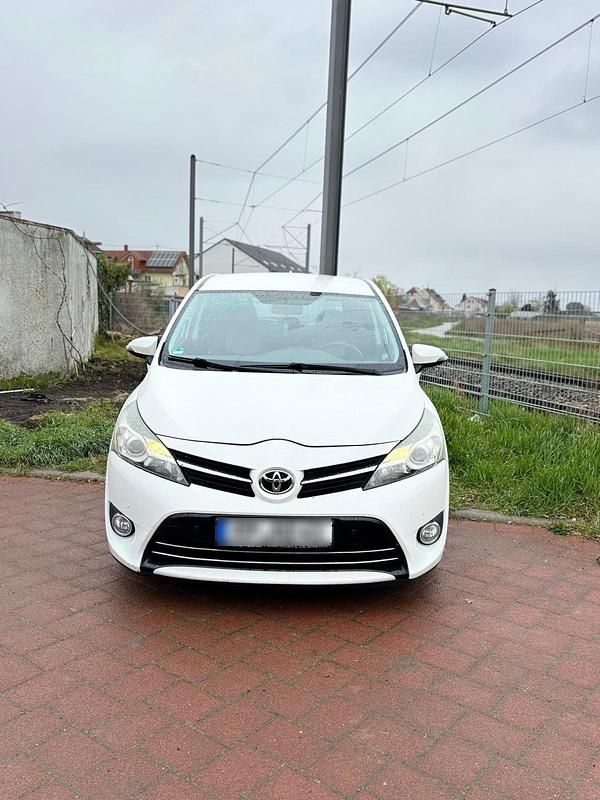 Gebraucht Toyota Verso 163 PS (119 kW) 2013 Weiß Van / Kleinbus