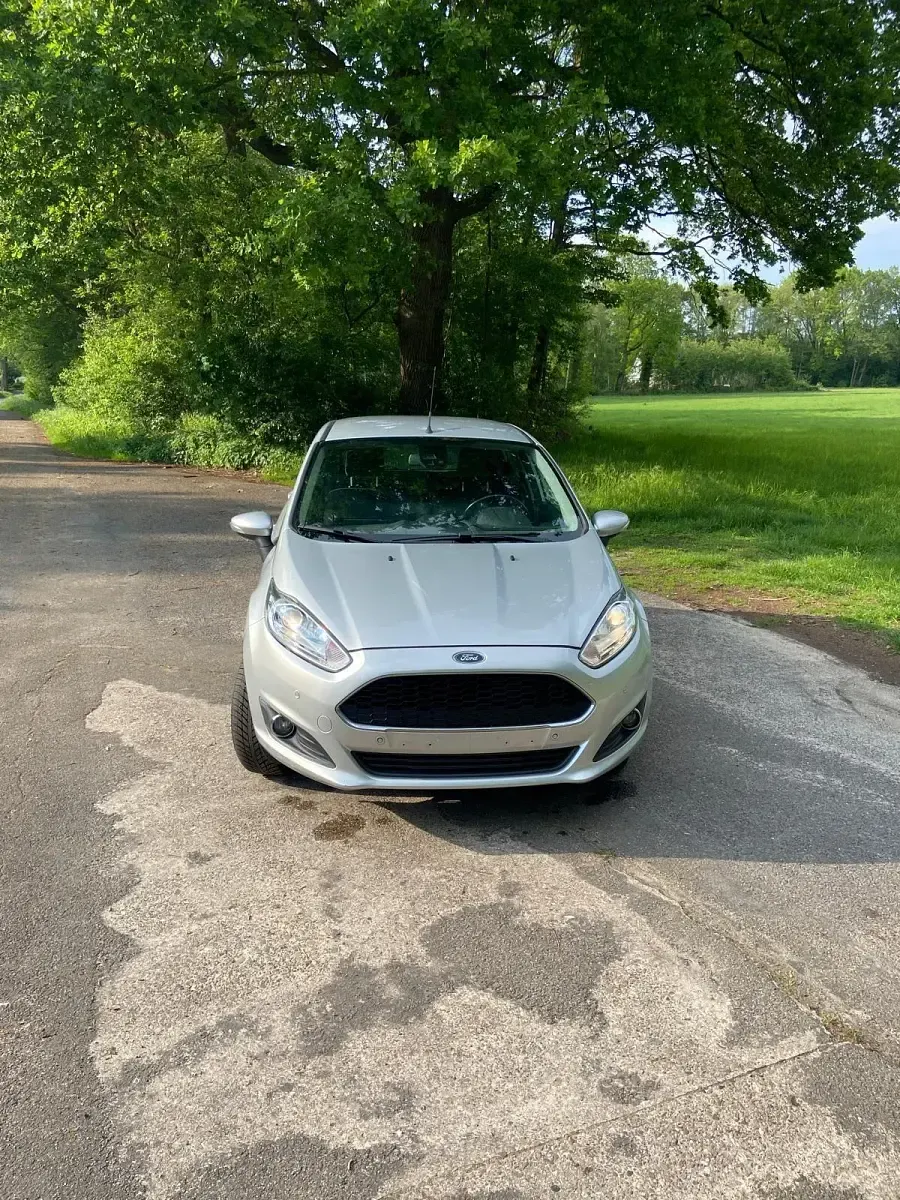 Gebraucht Ford Fiesta 80 PS (58 kW) 2016 Silber Kleinwagen