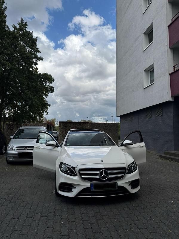 Weiß Gebraucht 2018 Mercedes E350 AMG line Limousine | 28.199 € (Etwas zu teuer) - Bild 1/4
