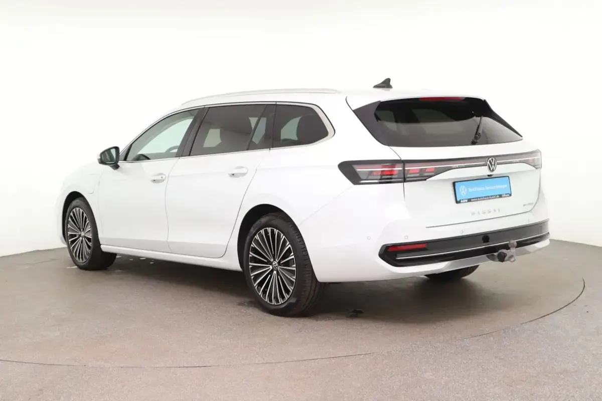 Gebraucht VW Passat Elegance 150 PS (110 kW) 2025 Oryxweiß perlmutteffekt Kombi