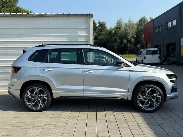 Brillant silver brillant silver Neu 2025 Skoda Karoq SportLine SUV | 39.710 € (Guter Preis) - Bild 1/4