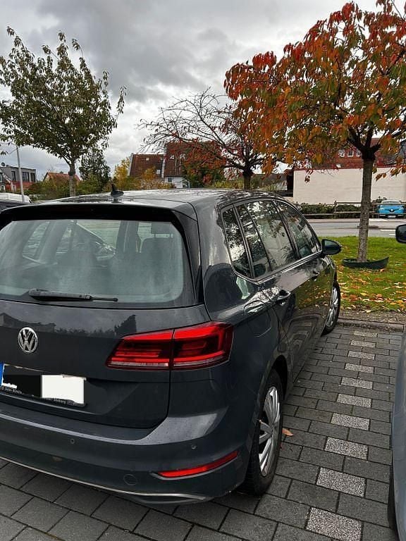 Grau Gebraucht 2018 VW Golf Sportsvan Comfortline Van / Kleinbus | 9.400 € (Superpreis) - Bild 1/4