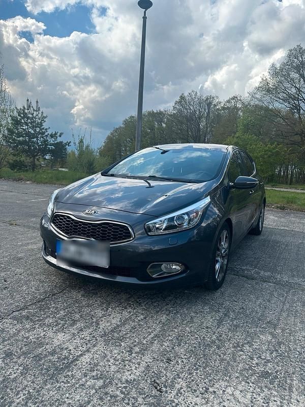 Grau Gebraucht 2012 Kia Ceed Spirit Kleinwagen | 7.250 € (Fairer Preis) - Bild 1/4