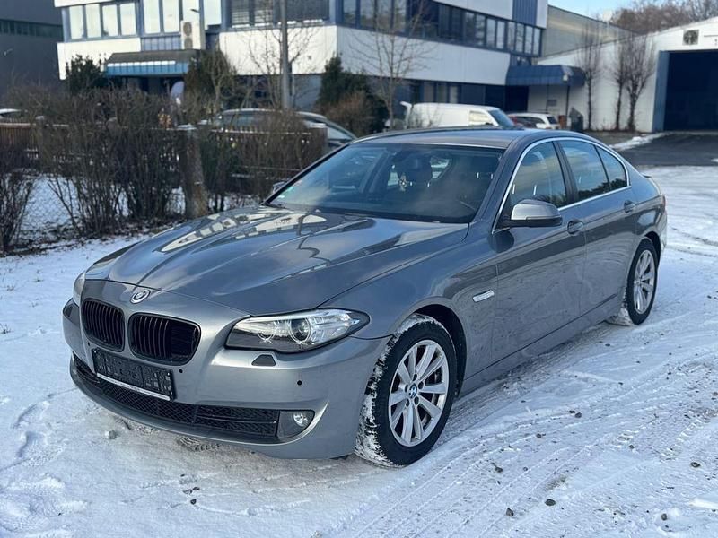 Grau Gebraucht 2015 BMW 518 Performance Limousine | 6.999 € (Fairer Preis) - Bild 1/4