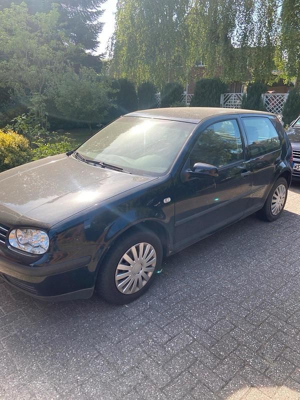 Schwarz Gebraucht 2003 VW Golf IV Kleinwagen | 400 € (Superpreis) - Bild 1/4