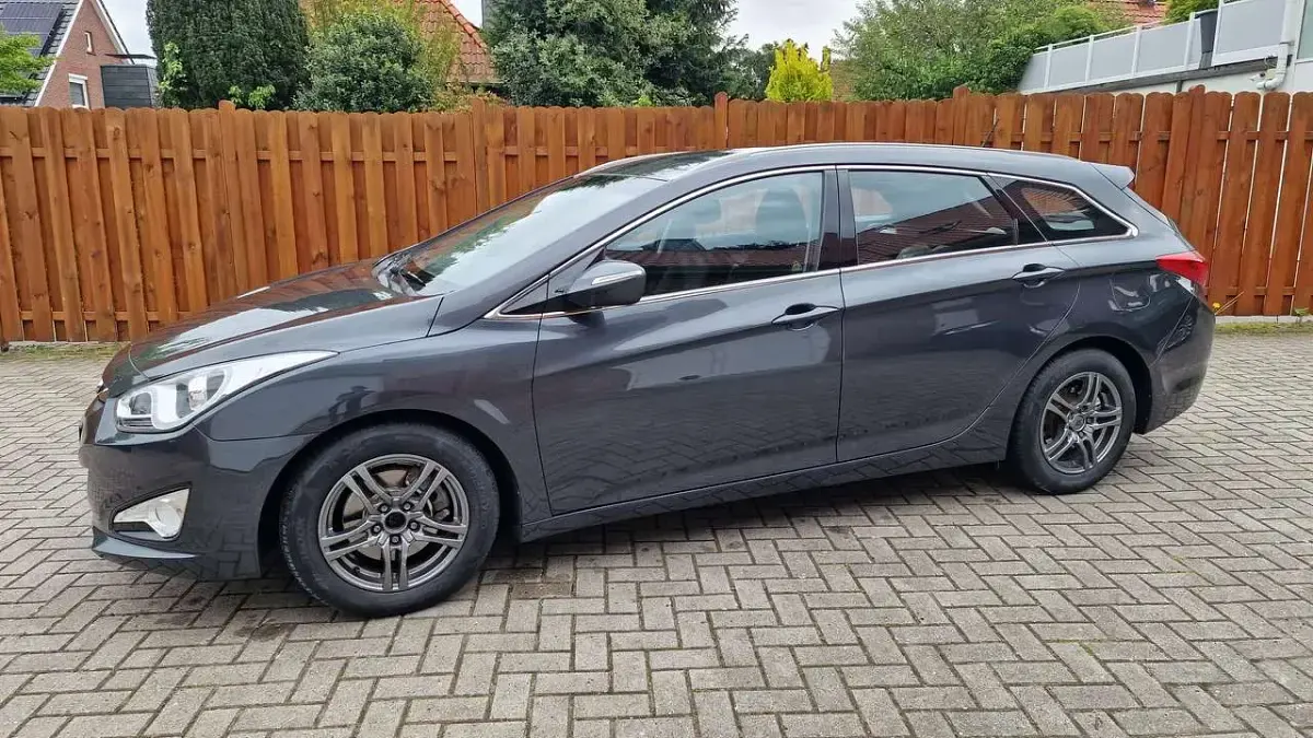 Gebraucht Hyundai i40 Edition 135 PS (99 kW) 2013 Stone gray Kombi