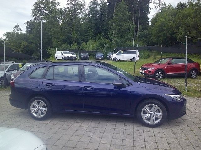 Gebraucht VW Golf VIII Life 110 PS (80 kW) 2023 Atlantik blue metallic Kombi