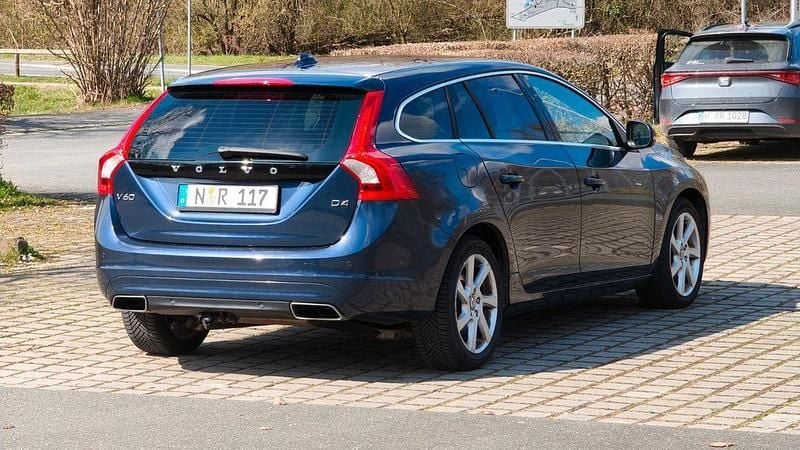 Gebraucht Volvo V60 181 PS (133 kW) 2014 Blau Kombi