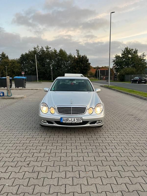 Silber Gebraucht 2005 Mercedes E200 Limousine | 2.600 € (Guter Preis) - Bild 1/4