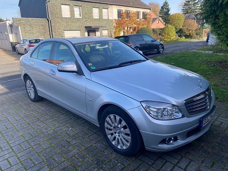 Silber Gebraucht 2008 Mercedes C200 Elegance Limousine | 8.500 € (Etwas zu teuer) - Bild 1/4