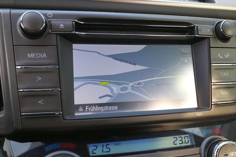 Gebraucht Toyota RAV4 Edition 150 PS (110 kW) 2016 Greyish brown mica metallic (metallic) SUV