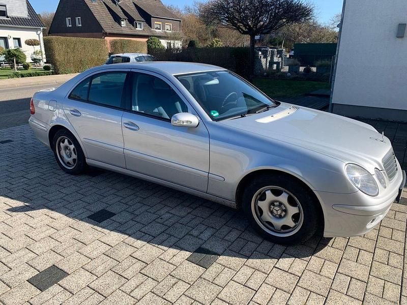 Gebraucht Mercedes E200 Classic 163 PS (119 kW) 2005 Silber Limousine