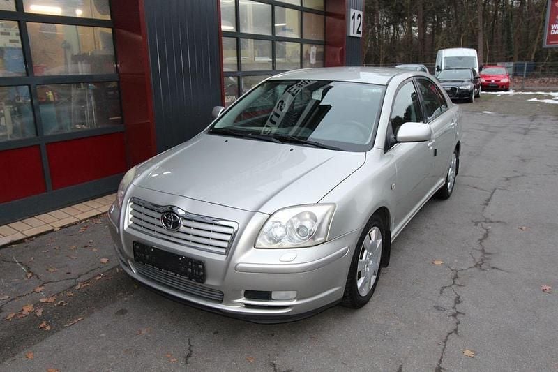 Gebraucht Toyota Avensis 129 PS (94 kW) 2003 Silver metallic (metallic) Kleinwagen