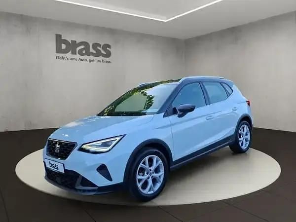 Nevada weiß metallic/magnetic grau metallic Gebraucht 2023 Seat Arona FR SUV | 20.980 € (Fairer Preis) - Bild 1/4