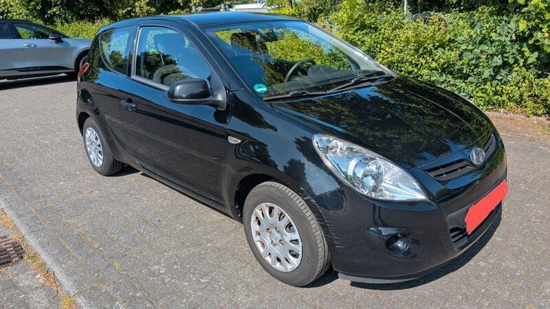 Schwarz Gebraucht 2011 Hyundai i20 Classic Limousine | 2.800 € (Guter Preis) - Bild 1/4