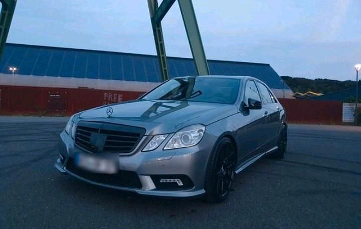 Grau Gebraucht 2010 Mercedes E500 AMG Limousine | 11.750 € (Teuer) - Bild 1/4
