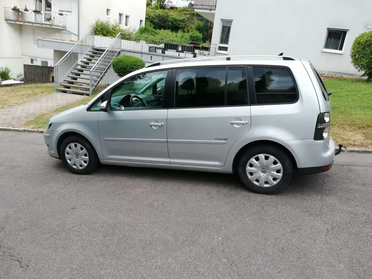 Gebraucht VW Touran Trendline 140 PS (102 kW) 2010 Silber Van / Kleinbus