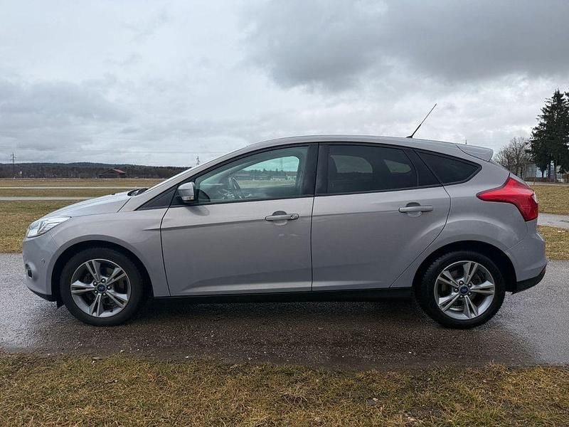 Grau Gebraucht 2013 Ford Focus Titanium Limousine | 6.666 € (Fairer Preis) - Bild 1/4
